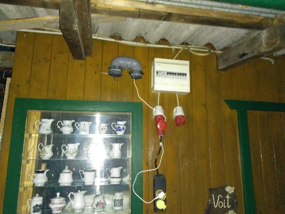 Feinstaubmessstation an Gartenhaus montiert