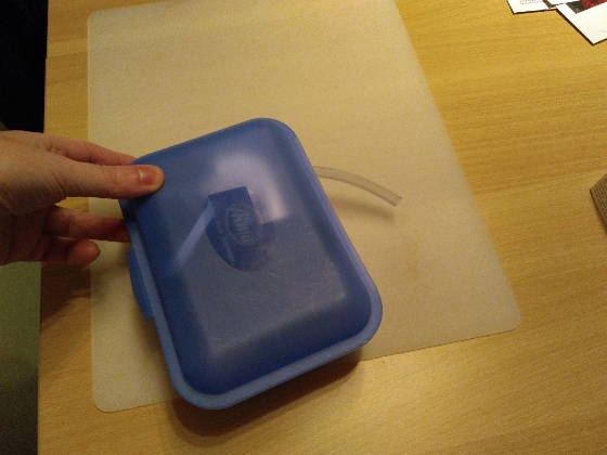 Geschlossene Jausendose mit Schlauch für den Feinstaubsensor.