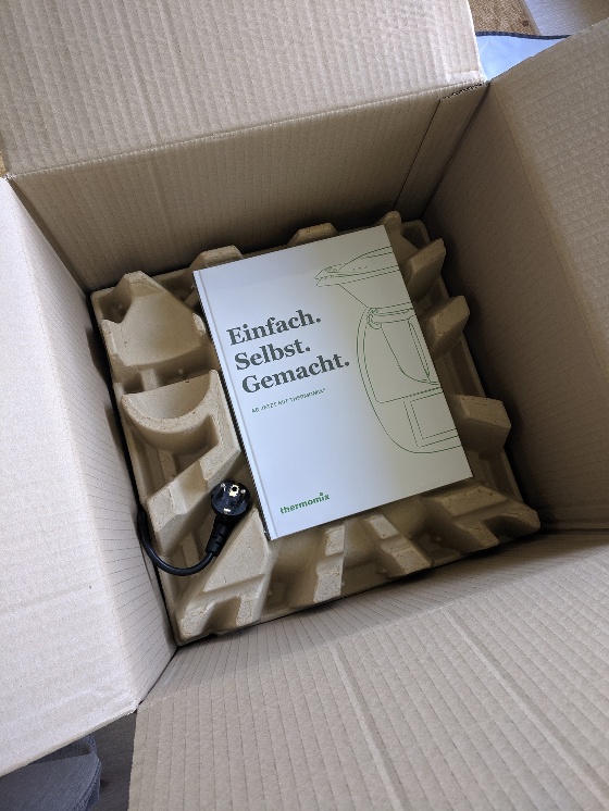 Ein Kochbuch mit Bedienungsanleitung liegt ebenfalls bei